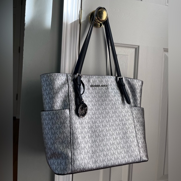 🖤Michael Kors Silver Tote Bag🖤 - Picture 10 of 16